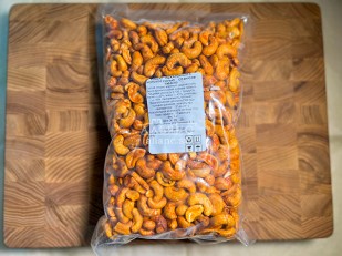 Гренки черные со вкусом красной икры: Кешью 